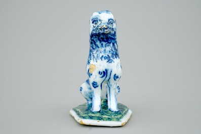 Een blauw-witte Delfts aardewerken hond op een grondje, 18e eeuw